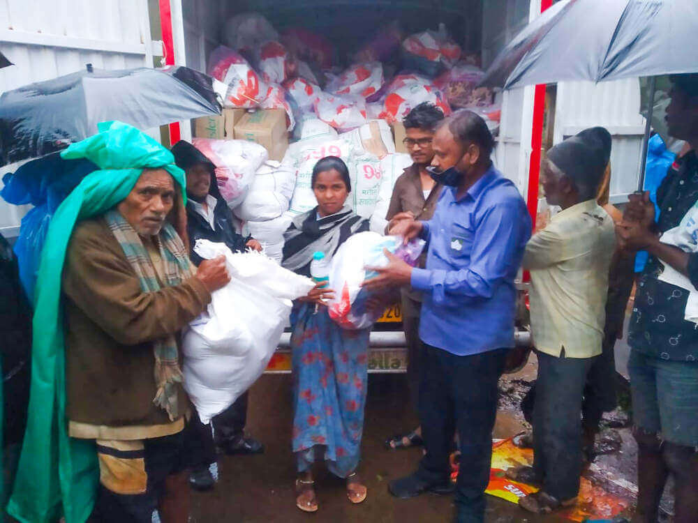 Distribution of Foodgrains & Clothes in Flood affected Kahir Village, Karad
