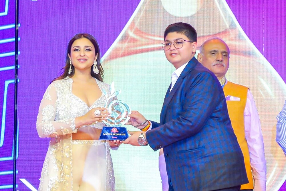 parineeti chopra presenting Best Leadership Of The Year 2022 award to Aryen kute